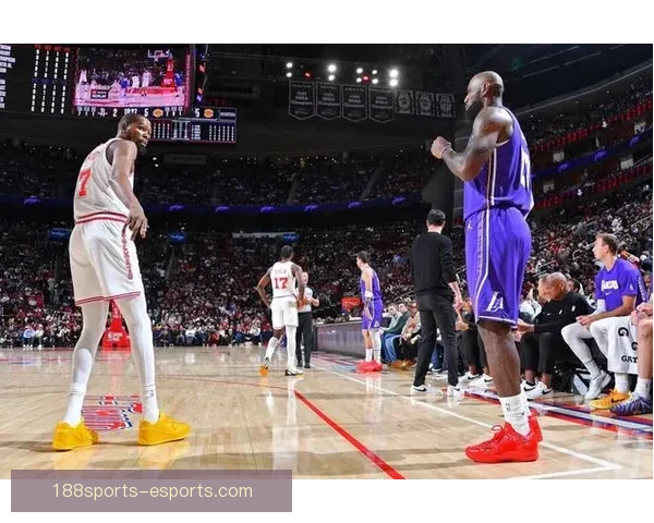 詹姆斯高效轰下14中13表现惊艳杜兰特称他能再打四到五年